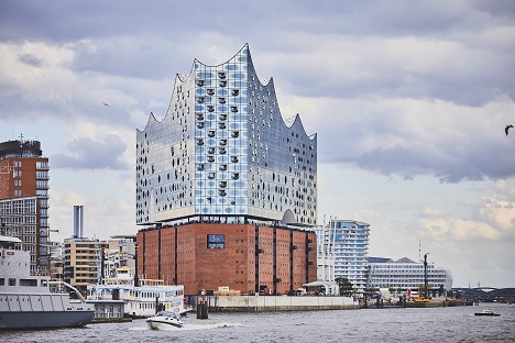 Licht und Schatten im Hamburg-Tourismus 2021 - Die Elbphilharmonie ist eines der bekanntesten Wahrzeichen der Hansestadt Hamburg - Foto: Hamburg Marketing GmbH / Julia Schwendner