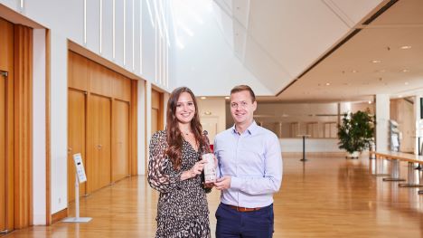 Heidenheim gewinnt Staatsanzeiger-Award - Heidenheims Social-Media-Managerin Julia Habla und Simon Ludwig, Leiter der Stadt-Information, nahmen den Preis entgegen - Foto: Staatsanzeiger
