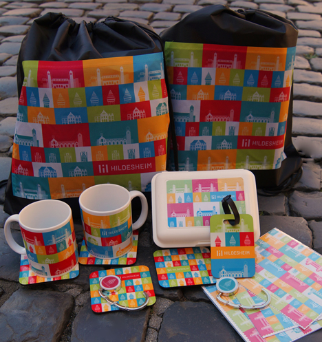 Hildesheim Marketing präsentiert neue Souvenirlinie - Die Hildesheimer Wahrzeichen schmücken auf bunten Kacheln unterschiedliche Produkte; Foto: Hildesheim Marketing