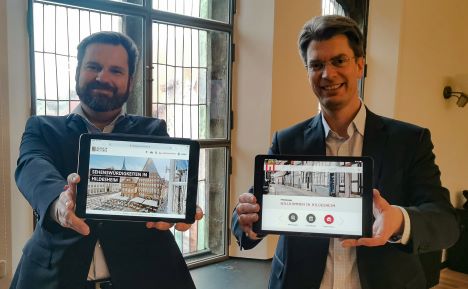 Hildesheim Marketing und Stadt Hildesheim gehen getrennte Online-Wege - v.l. Fritz S. Ahrberg, Geschäftsführer von Hildesheim Marketing, und Ingo Meyer, Oberbürgermeister der Stadt Hildesheim, präsentieren die neuen Web-Auftritte - Foto: Hildesheim Marketing GmbH