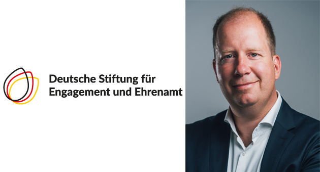 Wie können Städte das Ehrenamt stärken? - Jan Holze ist seit Juli 2020 als Gründungsvorstand für die Deutsche Stiftung für Engagement und Ehrenamt tätig – Logo: DSEE, Foto: Benjamin Jenak