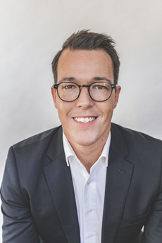 Düsseldorf Convention will mit Armbändern Abstand halten - Jens Ihsen, Direktor von Düsseldorf Convention, ist überzeugt von den Kinexon-Wearables: "Uns ist wichtig, dass im Fall einer Infektion nicht alle Teilnehmer einer Tagung Gefahr laufen, anschließend prophylaktisch in Quarantäne zu müssen."; Foto: Düsseldorf Convention
