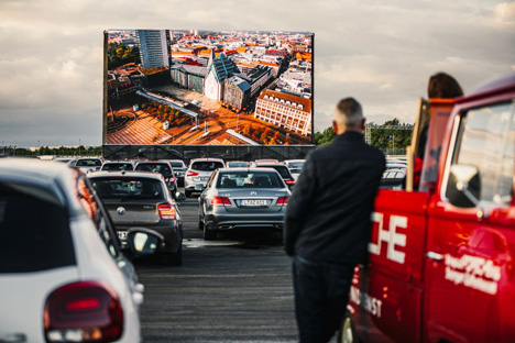 Leipziger Kongressinitiative wirbt mit neuem Imagevideo - Preview zum Imagefilm der Kongressinitiative Leipzig im Autokino Porsche Roadmovies; Foto: Philipp Kirschner