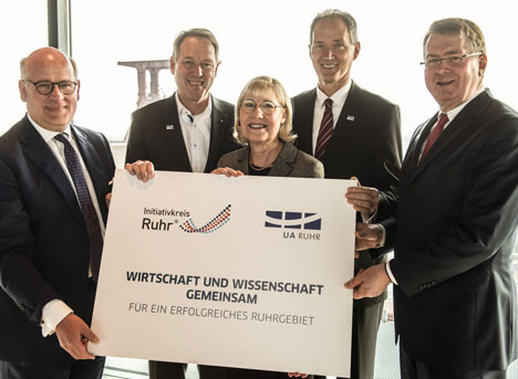 Ruhrgebiet: Wirtschaft und Wissenschaft intensivieren Zusammenarbeit - Neue Kooperationspartner (v.l.): Dr. Thomas A. Lange, Co-Moderator des Initiativkreises Ruhr, Prof. Dr. Axel Schölmerich, Rektor der Ruhr-Universität Bochum, Prof. Dr. Dr. h.c. Ursula Gather, Rektorin der Technischen Universität Dortmund, Professor Dr. Ulrich Radtke, Rektor der Universität Duisburg-Essen, und Bernd Tönjes, Moderator des Initiativkreises Ruhr; Foto: Initiativkreis Ruhr