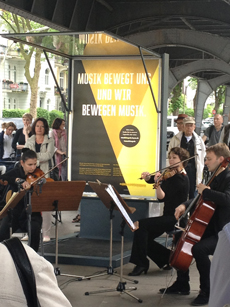 Hamburger Symphoniker werben mit PopUp-Konzert - Hamburger Symphoniker spielten unter der Hochbahn; Foto: yw