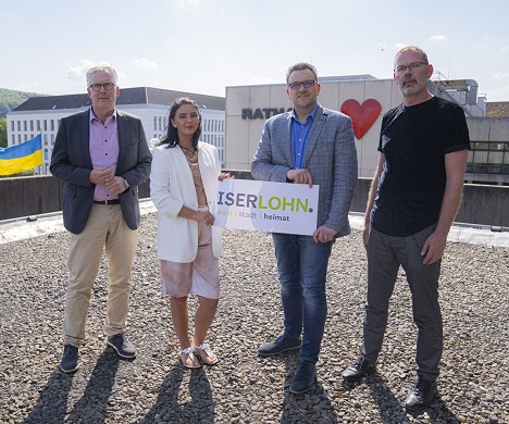 Neuer Markenauftritt für Iserlohn - (v.l.) Dirk Matthiessen, Leiter der Abteilung Stadtmarketing und Soziale Medien, Olivia Fandrich, Mitarbeiterin in der Stadtwerbung, Bürgermeister Michael Joithe und Thomas Pütter, Leiter des Bereiches Medien, Marketing und Servicebetriebe, präsentieren die neue Iserlohner Stadtmarke – Foto: Stadt Iserlohn
