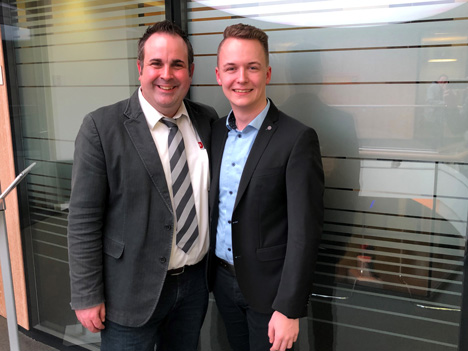 Neuer Vorsitzender für Buchholz Marketing - v.l.: Jan Bauer übergibt die Aufgaben des Vereinsvorsitzenden von Buchholz Marketing an Alexander Kühl; Foto: Buchholz Marketing