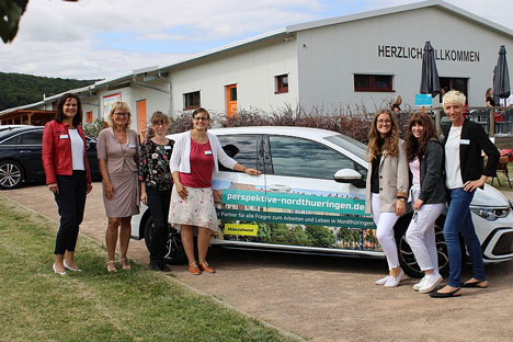 Jobbloggerin stellt nordthüringische Unternehmen vor - Antje Hochwind-Schneider (Landrätin Kyffhäuserkreis, li.) sowie Mitarbeiterinnen des Regionalmanagements Nordthüringen geben gemeinsam mit Jobbloggerin Franziska Strupf (2. v. re.) den Startschuss für den Jobmarathon - Foto: Regionalmanagement Nordthüringen
