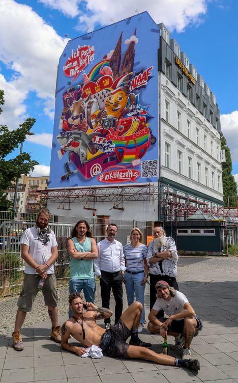 Köln Tourismus geht neue Vermarktungswege - Köln Tourismus hat ein Mural in Auftrag gegeben, das in Berlin zu einem Besuch in der Domstadt animieren soll. In der Mitte (3.v.l.) Kölns Tourismuschef Jürgen Amann - Foto: axellent361