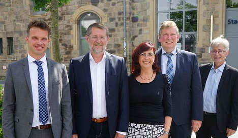 Thorsten Keim leitet Stadtmarketing in Wetter - Thorsten Keim (2.v.l.) mit Stadtmarketing-Vorstand Markus Drüke (l.), Bürgermeister Frank Hasenberg, Tina Huth (Stadtmarketing) und Rainer Zimmermann von der städtischen Wirtschaftsförderung (r.); Foto: Stadt Wetter