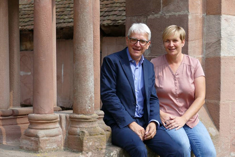 Jana Kolodzie neu bei Karlsruhe Tourismus - v.l.: Klaus Hoffmann (KTG-Geschäftsführer) und Jana Kolodzie (noch Geschäftsführerin der Tourismusgemeinschaft Albtal Plus); Foto: Sabine Zoller