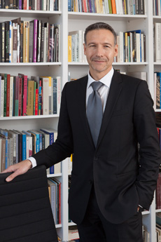 Deutsches Historische Museum und Sky Deutschland bieten Führungsprogramme speziell für Flüchtlinge - Museumsdirektor Prof. Alexander Koch; Foto: Thomas Bruns