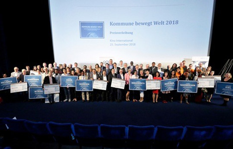 Wettbewerb "Kommune bewegt Welt" zeichnet Engen, Ingelheim und Saarbrücken aus - Die Gewinnerinnen und Gewinner des Wettbewerbs "Kommune bewegt Welt". Foto: Engagement Global/Dirk Enters