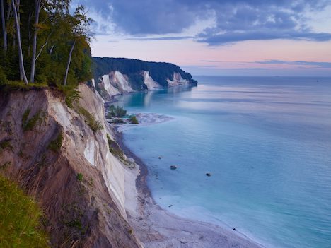 Kampagne #virtualruegality erreicht knapp 1,5 Millionen Menschen - Die Kreideküste im Nationalpark Jasmund gehört zu den Hotspots auf der Urlaubsinsel Rügen; Foto: TMV/Grundner
