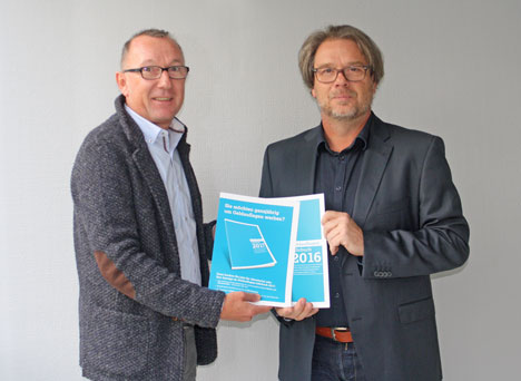 GFS Fundraising Solutions erweitert Beratungsportfolio - Dr. Mathias Kröselberg, geschäftsführender Gesellschafter von probono Berlin, und GFS-Geschäftsführer Michael Solzbacher (v.l.) freuen sich über die Zusammenarbeit im Bereich Geldauflagenmarketing; Foto: GFS Fundraising Solutions