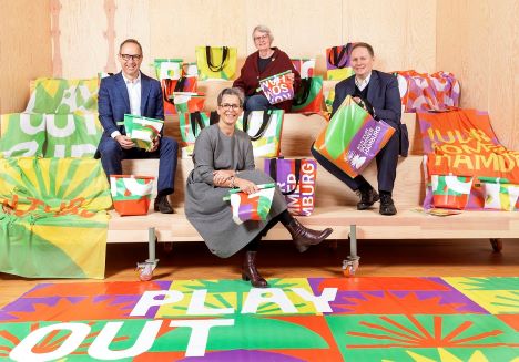 Upcycling des Hamburger Kultursommers - v.l. Michael Otremba, Geschäftsführer Hamburg Tourismus GmbH, Tulga Beyerle, Direktorin Museum für Kunst und Gewerbe Hamburg, Elisabeth Graf-Frank, Leitung Textilwerkstatt mittendrin! und Carsten Brosda, Senator für Kultur und Medien - Foto: Marcelo Hernandez