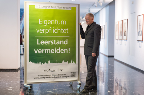 Stuttgart ruft Hausbesitzer auf: "Eigentum verpflichtet – Leerstand vermeiden" - Stuttgarts OB Kuhn vor dem aktuellen Plakat der Leerstandskampagne; Foto: Stadt Stuttgart/martinlorenz.net