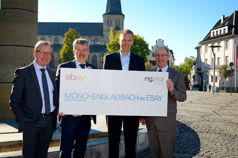 Startschuss für Pilotprojekt "Mönchengladbach bei eBay" - v.l. Prof. Dr. Gerrit Heinemann (Leiter eWeb Research Center der Hochschule Niederrhein), Dr. Ulrich Schückhaus (Geschäftsführer WFMG – Wirtschaftsförderung Mönchengladbach GmbH), Dr. Stephan Zoll (Vice President eBay Germany) und Hans Wilhelm Reiners (Oberbürgermeister der Stadt Mönchengladbach); Foto: eBay