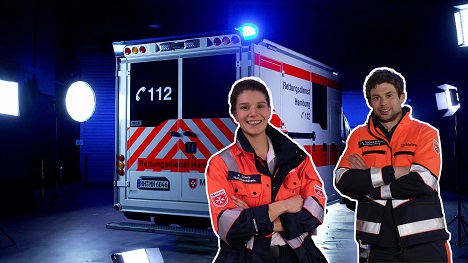 Malteser starten informative Video-Serie - (v.l.) Notfallsanitäterin Antonia Sideris und Notarzt Dr. Georg Maier präsentieren die Hilfsorganisation in der neuen Web-Serie – Foto: pilot Hamburg GmbH