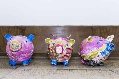 Marburger Museumsprojekt unter den Gewinnern des Deutschen Fundraising Preises 2018 - Das studentische Kampagnen-Team von "Kunst braucht Raum" warb unter anderem mit Pappmachéschweinen, die von Kindern in der "Kunst-Werk-Statt Marburg" gebastelt wurden; Foto: Christian Stein