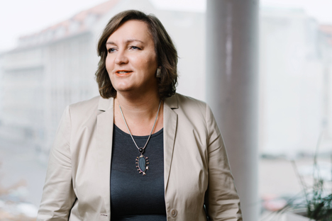 Hanne May leitet künftig die Kommunikation der Deutschen Energie-Agentur - Ab Februar bei der dena an Bord: Hanne May; Foto: dena