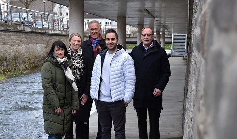 Meschede spricht mit Imagefilm junge Menschen an - (v.l.) Steffi Kroggel und Christina Wolff aus dem Stadtmarketingteam, Stadtmarketing-Vorsitzender Peter Schulte, Filmproduzent Andre Dreßler und Meschedes Bürgermeister Christoph Weber haben gemeinsam einen Kurzfilm realisiert, der die Region Meschede präsentiert – Foto: Stadtmarketing Meschede e. V.