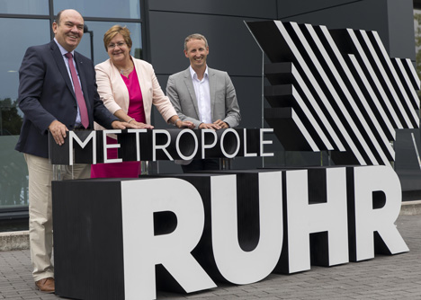 Metropole Ruhr positioniert sich als "Stadt der Städte" - v.l. Roland Mitschke, Vorsitzender des RVR-Wirtschaftsauschusses, Karola Geiß-Netthöfel, Regionaldirektorin des Regionalverbandes Ruhr und Rasmus Beck, Geschäftsführer der wmr, präsentierten am 27. Juni 2017 die neue Kampagne der Metropole Ruhr; Foto: RVR/ Jochen Tack