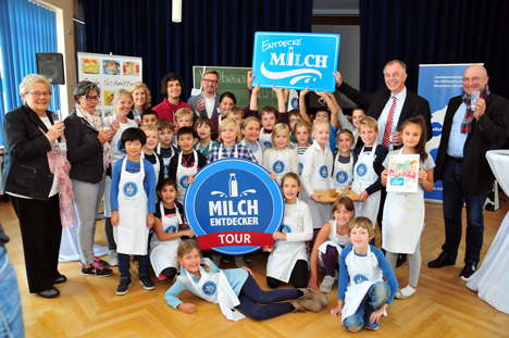 Landesvereinigung der Milchwirtschaft NRW startet "Milchentdecker-Tour" - Startschuss für die "Milchentdecker-Initiative" in der Düsseldorfer Gerhard-Tersteegen-Grundschule mit Unterstützung von "Checker Can" und NRW-Minister Johannes Remmel; Foto: Markenzeichen