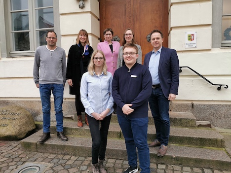 Stadtverwaltung Eutin wirbt um Nachwuchskräfte - Eutins Bürgermeister Carsten Behnk (hinten r.) hat die Nachwuchskampagne für die Stadtverwaltung vorgestellt. Daran mitgewirkt haben Elaine Scheffler und Simon Bosk (vorne) sowie Timo Hantel, Anja Dahlmann, Karin Leider und Julia Babenihr (hinten, v.l.); Foto: Stadt Eutin