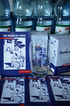 GrimmHeimat NordHessen engagiert Wilhelmsthaler Mineralbrunnen als Markenbotschafter - Ergebnis der Zusammenarbeit: eine Publikation zum Märchen "Das Wasser des Lebens" und ein passendes Wasserglas; Foto: GrimmHeimat NordHessen