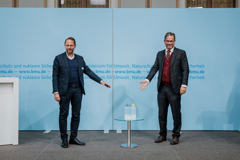 Papieratlas 2021: Gewinner gekürt - v.l.: Leverkusens Oberbürgermeister Uwe Richrath freut sich über die Auszeichnung als recyclingpapierfreundlichste Stadt, die vom parlamentarischen Staatssekretär Florian Pronold überreicht wurde - Foto: BMU / Sascha Hilgers
