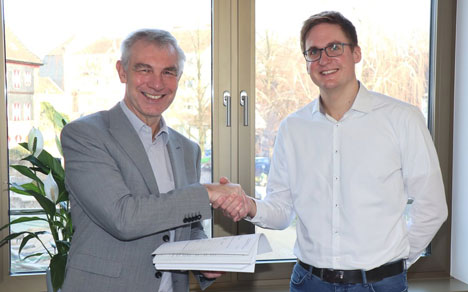 Ratingen ernennt neuen Stadtmarketing-Chef - (v.l.): Ratingens Bürgermeister Klaus Pesch gratuliert Leonhard Sibbing zur neuen Stelle bei der Ratingen Marketing GmbH - Foto: Stadt Ratingen