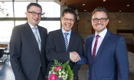 Markus Epple wird Wirtschaftsförderer in Pforzheim - Oberbürgermeister Peter Boch (r.) und Oliver Reitz (l.), Geschäftsführer WSP, gratulieren Markus Epple zu seinem Engagement als neuer Wirtschaftsförderer in Pforzheim; Foto: Stadt Pforzheim