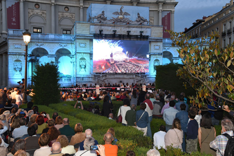 WienTourismus setzt Wiener Philharmoniker gleichzeitig in vier Städten in Szene - Auch in Madrid kamen zahlreiche Menschen zum Public Viewing der Wiener Philharmoniker; Foto: Nuria Cugat