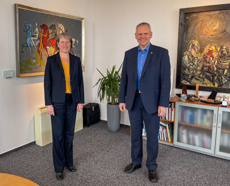Verena Pietzner wird Präsidentin der Universität Vechta - v.l.: Prof. Verena Pietzner, künftige Präsidentin der Uni Vechta, und Björn Thümler, Wissenschaftsminister Niedersachsens - Foto: Ministerium für Wissenschaft und Kultur
