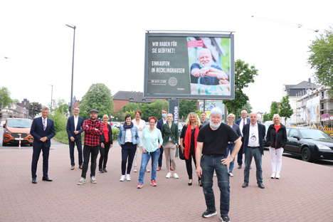 Kampagne "Gute Stube" soll Recklinghausens Innenstadt wieder beleben - Gemeinsam mit den Akteur*innen aus der Altstadt und Fotograf Sebastian Niehoff stellte Bürgermeister Christoph Tesche (l.) die neue Plakatkampagne vor; Foto: Stadt Recklinghausen