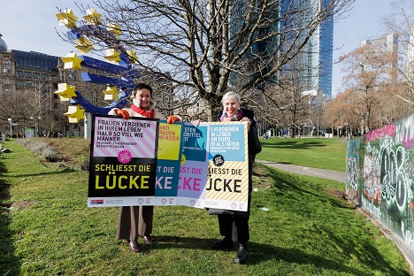 Frauendezernat Frankfurt startet Plakatkampagne zur Geschlechtergerechtigkeit - Frauendezernentin Rosemarie Heilig (li.) und Gabriele Wenner, Leiterin des Frauenreferats, setzen sich mit der Plakatkampagne für eine geschlechtergerechte Arbeitswelt ein – Foto: Stadt Frankfurt am Main / Stefanie Kösling