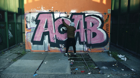 Berliner Polizei wirbt mit Video um neue Kolleg*innen - Im Recruiting-Video der Polizei Berlin wird die Abkürzung "ACAB" von seiner ursprünglichen Bedeutung in "All colors are beautiful" umgedeutet; Foto: glow