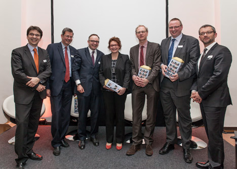 Prognos: Nordwesten mit wirtschaftlich guter Zukunft - aber nur mit großen Anstrengungen - Über den Nordwesten diskutierten (v.l.) Dr. Olaf Arndt, Prognos, Dr. Stephan-Andreas Kaulvers, Metropole Nordwest, Christian Böllhoff, Prognos, Daniela Behrens, niedersächsische Wirtschaftsstaatssekretärin, Sven Wiebe für den Bremer Wirtschaftssenator, Dr. Olaf Joachim, Chef der Bremer Senatskanzlei und Holger Bornemann, Prognos. Quelle: obs/Prognos AG/Cornelius Lohmann