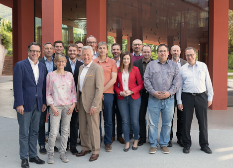 Hochschule Harz präsentiert Lernplattform für Verwaltungsbeschäftigte und Kommunalpolitiker - An der EURAC Research in Bozen wurde ein Prototyp der im EU-Projekt "KoWiSt" entwickelten Lehr- und Lernplattform vorgestellt. Fünf europäische Hochschulen und Forschungseinrichtungen – darunter die Hochschule Harz, u.a. vertreten durch Prorektor Prof. Dr. Jens Weiß (2.v.r.) sind daran beteiligt; Foto: Jan Arndt