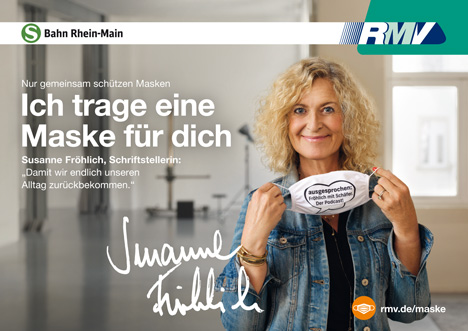Rhein-Main-Promis setzen sich für das Tragen des Mund-Nasen-Schutzes im Nahverkehr ein - Schriftstellerin Susanne Fröhlichh zeigt als Testimonial der neuen RMV-Kampagne, warum sie im öffentlichen Raum einen Mund-Nasen-Schutz trägt; Foto: huth+wenzel