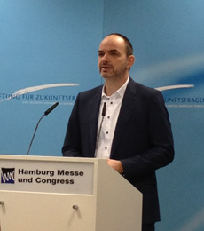 Reiseintensität der Deutschen sinkt - Prof. Dr. Ulrich Reinhardt, Wissenschaftlicher Leiter der Stiftung, berichtet von den Studienergebnissen, Foto: yw