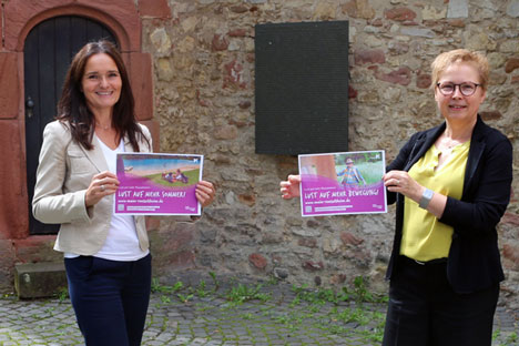 Rüsselsheimer Kampagne macht "Lust auf mehr" - Doreen Stubenrauch und Regina Weidmann von Stadtmarketing stellen die aktuelle Werbekampagne von Rüsselsheim vor - Foto: Stadt Rüsselsheim am Main