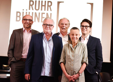 Metropole Ruhr: Neues Kulturnetzwerk startet Zusammenarbeit - v.l.: Axel Biermann (Geschäftsführer der Ruhr Tourismus GmbH ), die drei Sprecher der RuhrBühnen: Peter Carp (Intendant Theater Oberhausen), Jürgen Fischer (Leiter des Referats Kultur und Sport beim Regionalverband Ruhr) und Bettina Pesch (Geschäftsführende Direktorin Theater Dortmund) sowie Lukas Crepaz (Geschäftsführer der Kultur Ruhr GmbH); Foto: Frank Vinken