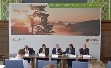 Sachsen wird Partnerland der ITB Berlin 2021 - Ministerpräsident Michael Kretschmer (2.v.r.) stellte am 2. Oktober 2018 gemeinsam mit Wirtschaftsminister Martin Dulig (2.v.l.), David Ruetz (Head of ITB Berlin, M) und Hans-Jürgen Goller (l.), Geschäftsführer der Tourismus Marketing Gesellschaft Sachsen mbH, künftige touristische Schwerpunkte des Freistaates vor; Foto: Matthias Rietschel