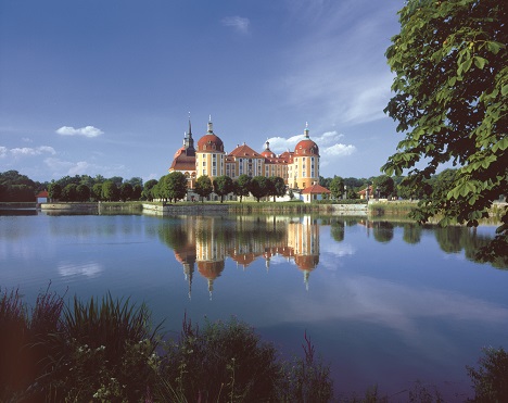 Sachsen Tourismus mit starken Rückgängen im Jahr 2021 - Das Schloss Moritzburg ist eine beliebte Tourismusattraktion des Freistaat Sachsens - Foto: SLS Schlösserland Sachsen