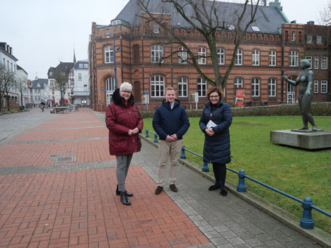Rendsburg Tourismus und Marketing nimmt Betrieb auf - Rendsburg bekommt ein eigenständiges Stadt- und Tourismusmarketing: Im Bild zu sehen sind die Geschäftsführerin Anke Samson und der kaufmännische Geschäftsführer Alexander Söbbing sowie Rendsburgs Bürgermeisterin Janet Sönnichsen (v.l.) - Stadt Rendsburg / Nieswand