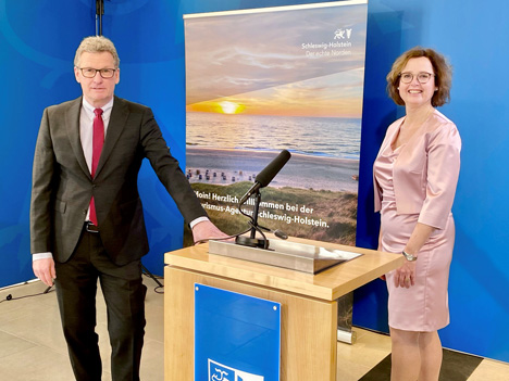 Tourismus in Schleswig-Holstein mit Licht und Schatten - Schleswig-Holsteins Tourismusminister Dr. Bernd Buchholz und TA.SH-Geschäftsführerin Dr. Bettina Bunge haben die Tourismuszahlen 2020 auf der ITB vorgestellt; Foto: TA.SH/Manuela Schütze