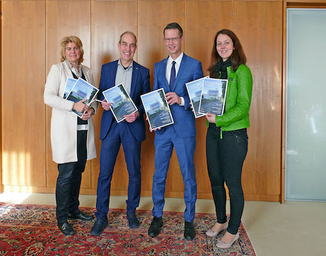 Schweinfurt und Hochschule für angewandte Wissenschaften Würzburg-Schweinfurt starten Imagekampagne - (v.l.) Dr. Anna Barbara Keck (Stadträtin), Professor Dr. Jürgen Hartmann (Vizepräsident der FHWS), Schweinfurts Oberbürgermeister Sebastian Remelé und Stefanie Stockinger-von Lackum (Stadträtin) stellten die neue Broschüre "Studieren in Schweinfurt“ vor; Foto: FHWS / Klein
