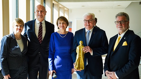 Fontane-Jubiläum 2019 in Neuruppin eröffnet - Zur Eröffnung des Fontanejubiläums 2019 kam unter anderem Bundespräsident Frank-Walter Steinmeier (2.v.r.) nach Neuruppin; Foto: www.fontanestadt.de / Andreas Kunow
